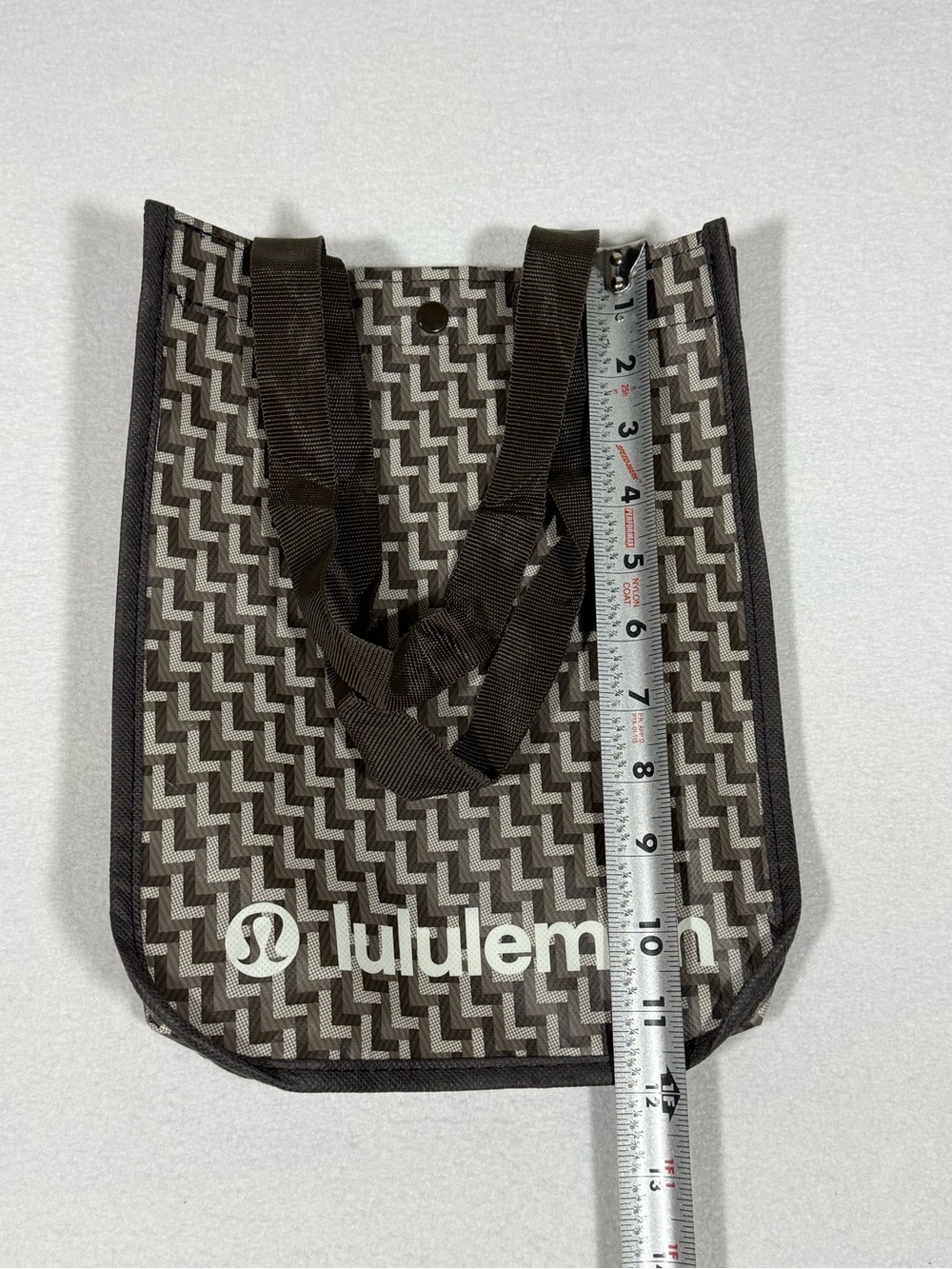 Lululemon Holiday 2025 Exclusive Logo Reusable Shopping Bag Tote Brown Geo - Picture 3 of 4